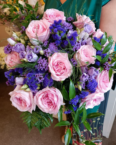 Elegant Rose Bouquet - A classic bouquet of elegant roses in subtle tones, making it a timeless choice for any special occasion. Perfect for anniversaries or romantic gestures.