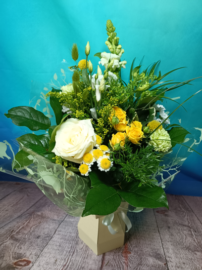 White and yellow. - An elegant composition of yellow and white flowers.