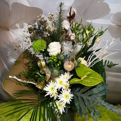 Winter elegance - An elegant bouquet made with green anthurium ,golden eucalyptus and cotton.
As fresh as a frosty winter morning.