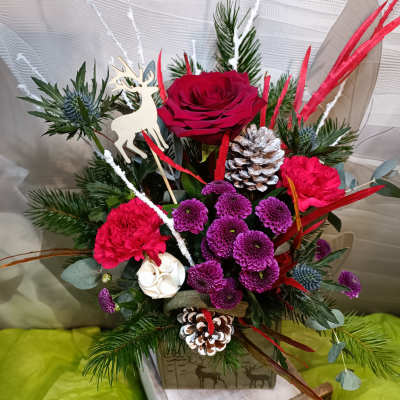 Deerly beloved - Christmas arrangement in a very fashionable felt bag with pine cones and a deer.
The deep red color will undoubtedly attract everyone's attention.