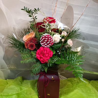 Gift Box Tradition Christmas - High quality flowers in shades of red with a touch of warm peach in a festive box.