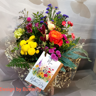 I love you mom - An extraordinary combination of joyful colours using only the highest quality flowers .
With a greeting card.