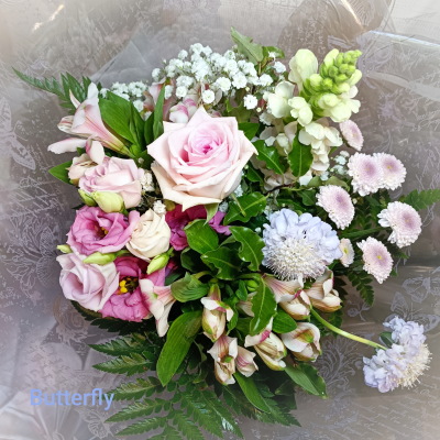 Pastel gift box - A bouquet using seasonal flowers in pastel shades.