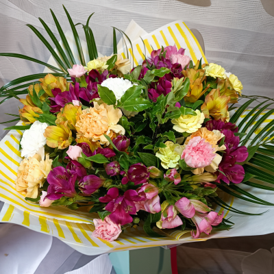 Long-lasting - A combination of exceptionally long-lasting flowers. Alstromeria and carnations will delight for a long time. Suggest your color option in the special request section.
We will try to do so as much as possible.