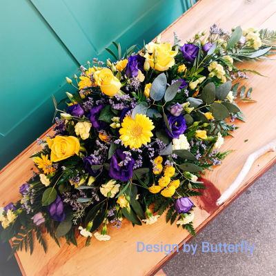 The Wexford colours spray - An elegant arrangement of flowers in traditional, Wexford-style colors.
Perfect for saying goodbye to a loved one.
The flowers used may vary.